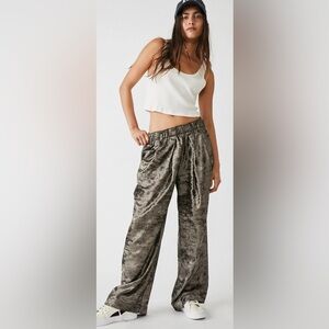 #1506 NWOT Free People black velvety metallic wide leg elastic waist pants XS